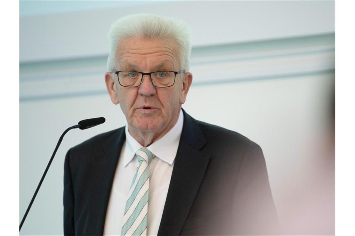 Kretschmann: Land für Aufnahme neuer Geflüchteter gewappnet Winfried Kretschmann (Bündnis 90/Die Grünen) steht vor einem Mikrofon. Foto: Sebastian Gollnow/dpa/Archivbild