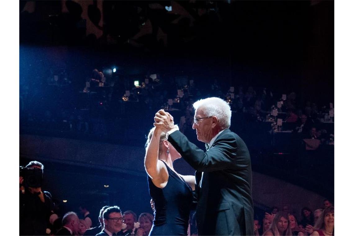 Winfried Kretschmann (Bündnis 90/Die Grünen) und Isabell Knüttgen tanzen beim Landespresseball 2019. Foto: Marijan Murat/dpa/Archivbild