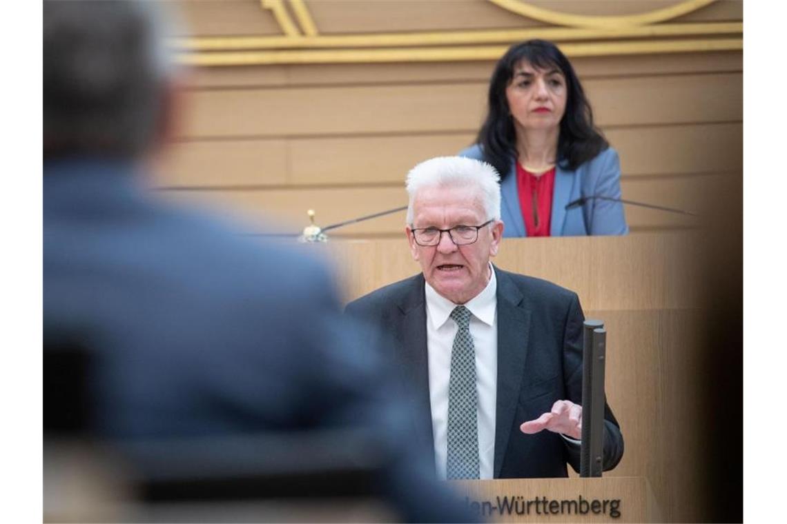 Winfried Kretschmann (Bündnis 90/Die Grünen, unten) spricht im Landtag von Baden-Württemberg. Foto: Marijan Murat/dpa/Archivbild