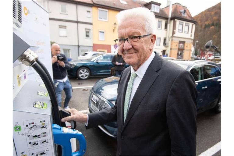 Winfried Kretschmann (Bündnis 90/Die Grünen) während eines Pressetermins zum Abschluss des Projekts „SAFE“ zum Aufbau von Elektroauto-Ladesäule. Foto: Marijan Murat/dpa