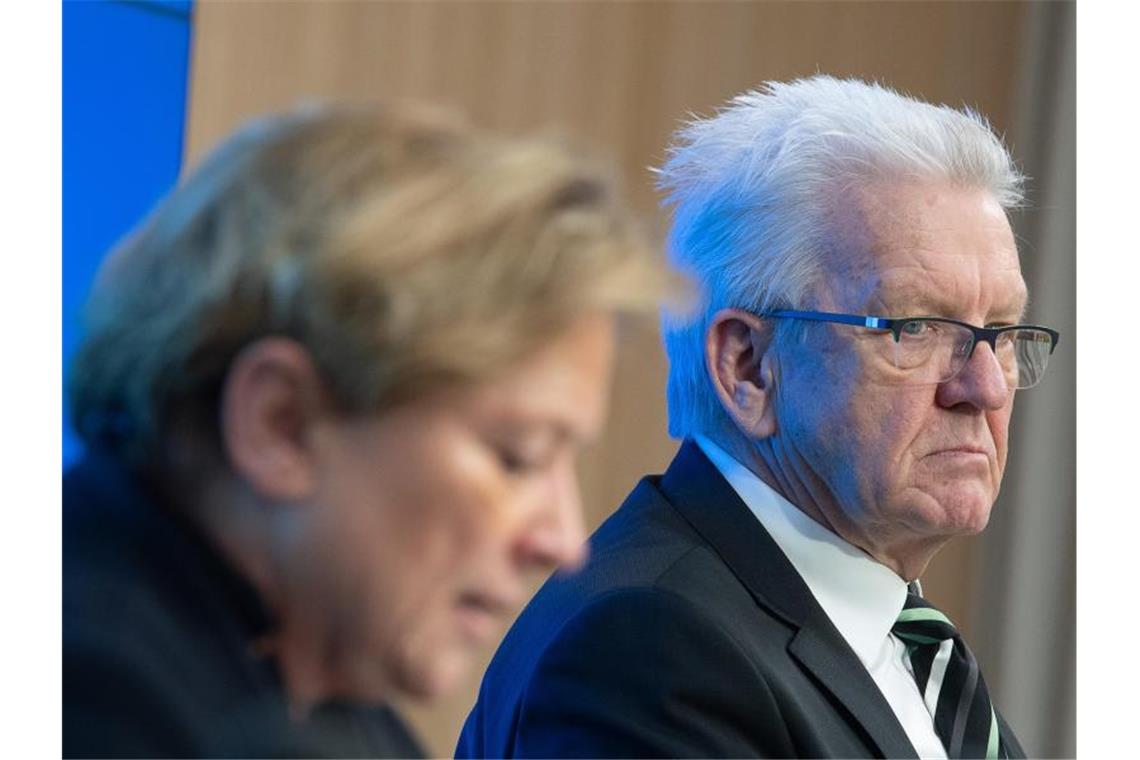 Eisenmann über Kretschmann: „Ich mag ihn“ Winfried Kretschmann (Bündnis 90/Die Grünen)und Susanne Eisenmann sitzen im Landtag. Foto: Sebastian Gollnow/dpa/Archivbild