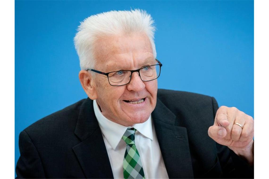 Flaggenstreit: Kretschmann verspricht liberalere Verordnung Winfried Kretschmann (Bündnis90/Die Grünen), Ministerpräsident von Baden-Württemberg, spricht bei Pressekonferenz. Foto: Kay Nietfeld/Archivbild