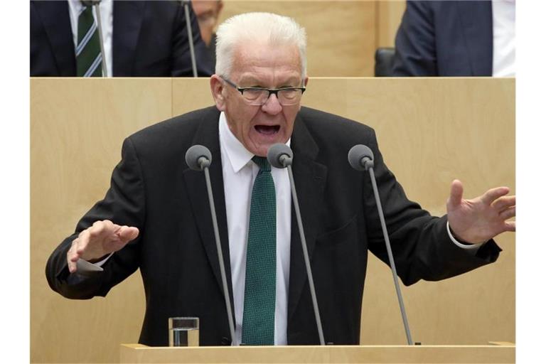 Winfried Kretschmann (Bündnis90/Grüne), Ministerpräsident in Baden-Württemberg, spricht am Pult. Foto: Wolfgang Kumm/dpa