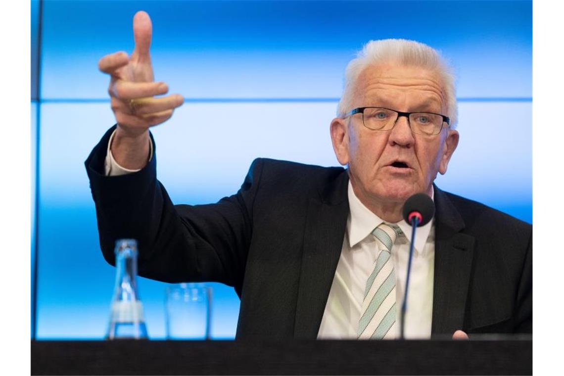 Kretschmann verteidigt Corona-Einschränkungen im Landtag