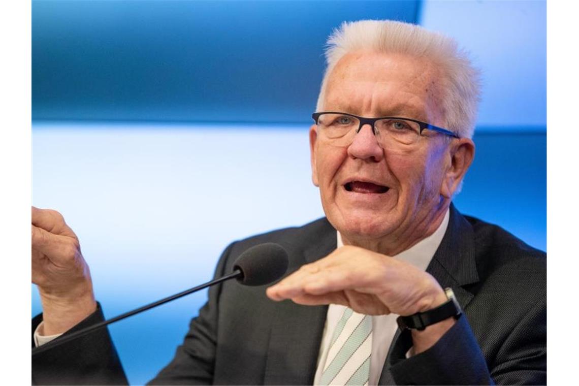 Kein Mundschutz: Kretschmann entschuldigt sich via Youtube Winfried Kretschmann, der Ministerpräsident von Baden-Württemberg. Foto: Christoph Schmidt/dpa/Archivbild