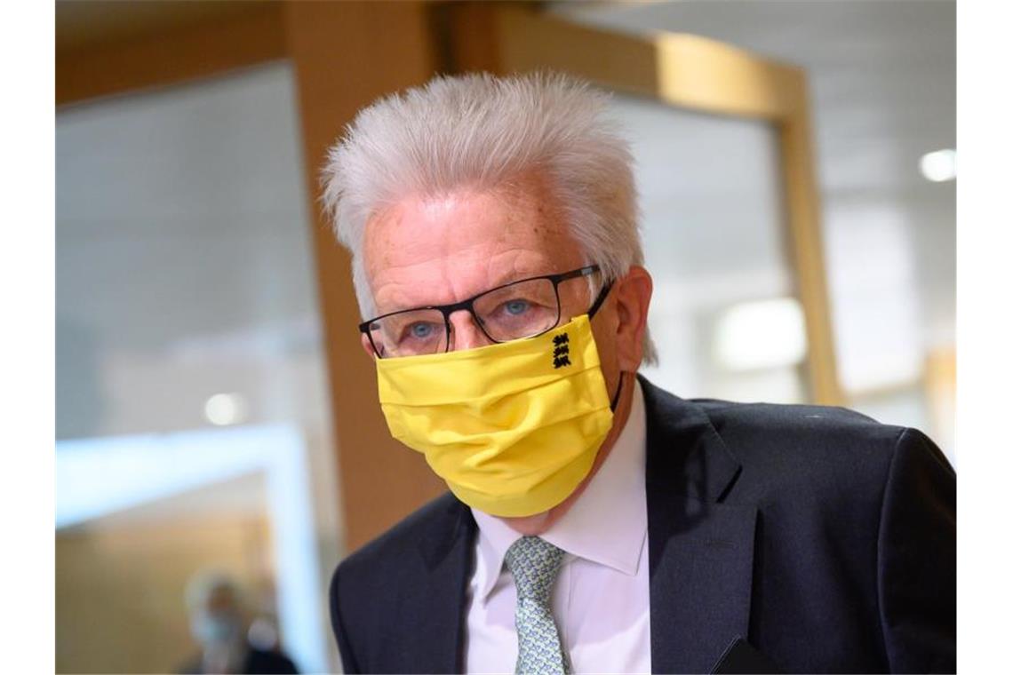 Kretschmanns Corona-Appell: Mit der Pandemie leben lernen Winfried Kretschmann (Grüne), Ministerpräsident von Baden-Württemberg, kommt zur Sitzung. Foto: Sebastian Gollnow/dpa