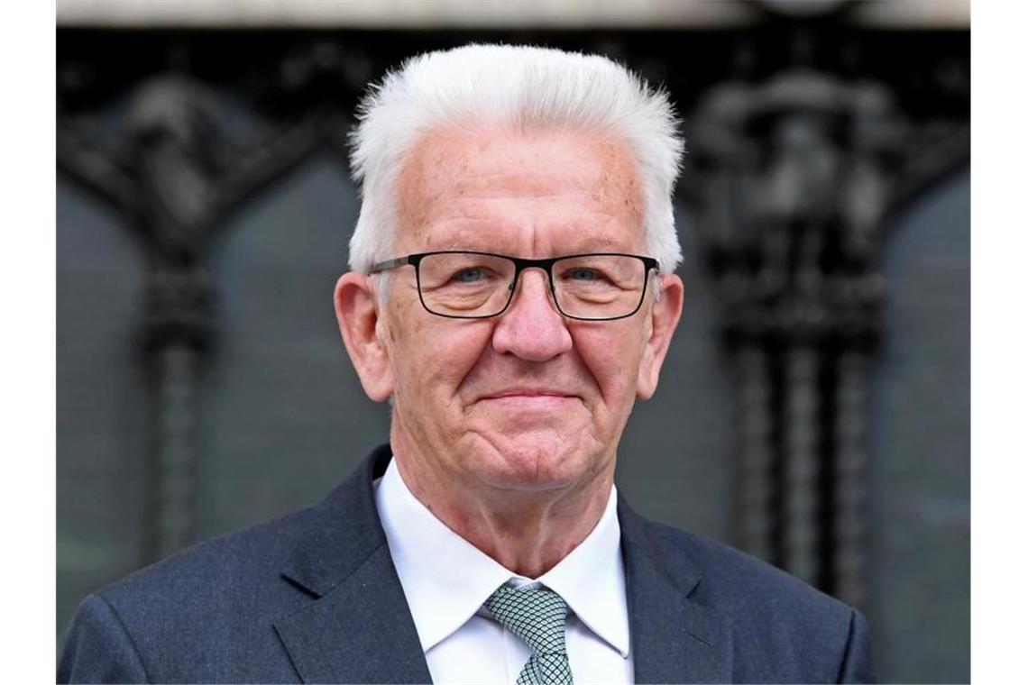 Winfried Kretschmann (Grüne), Ministerpräsident von Baden-Württemberg, schaut in die Runde. Foto: Hendrik Schmidt/dpa-Zentralbild/dpa