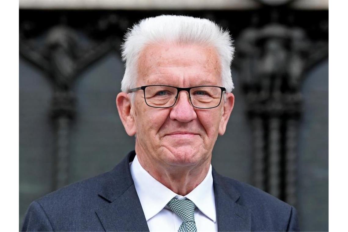 Winfried Kretschmann (Grüne) steht am Eingang zur Schlosskirche. Foto: Hendrik Schmidt/dpa-Zentralbild/dpa/Archivbild