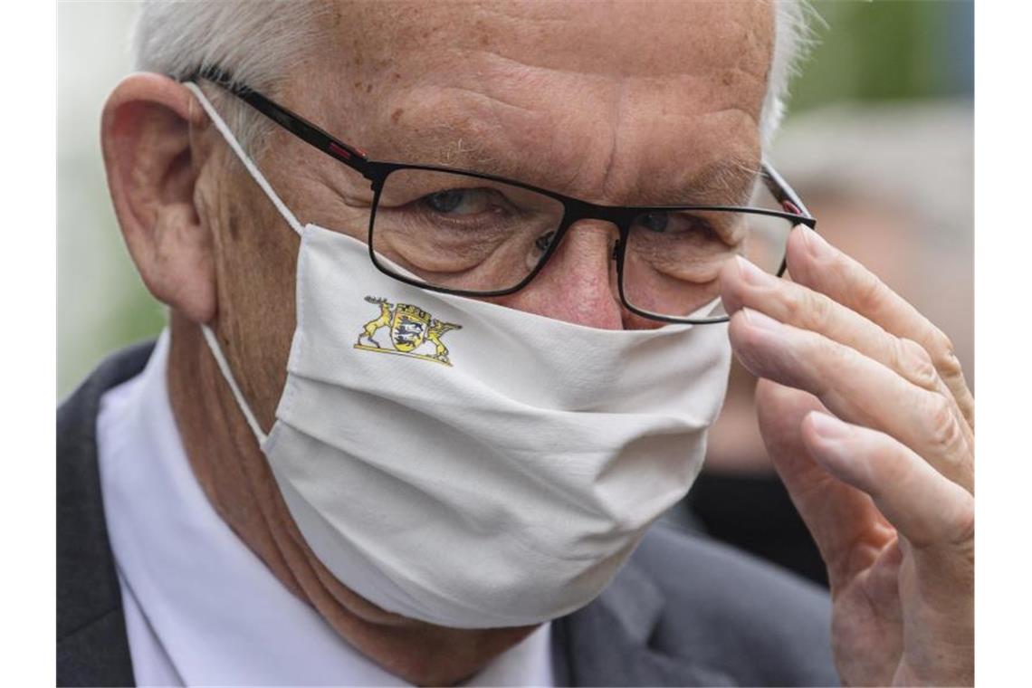 Winfried Kretschmann (Grüne) trägt einen Mundschutz. Foto: Robert Michael/dpa-Zentralbild/dpa/Archivbild