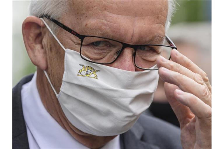 Winfried Kretschmann (Grüne) trägt einen Mundschutz. Foto: Robert Michael/dpa-Zentralbild/dpa/Archivbild