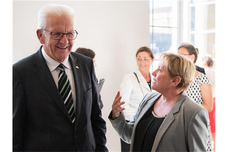 Winfried Kretschmann (Grüne) und Susanne Eisenmann (CDU) bei einer Veranstaltung am 4.9.2019. Foto: Sebastian Gollnow/dpa/Archivbild