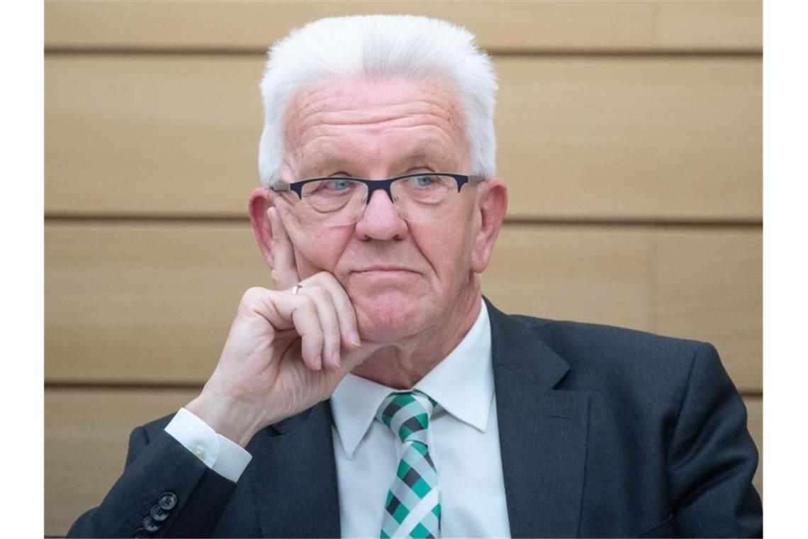 Winfried Kretschmann (Grünen), Ministerpräsident von Baden-Württemberg, sitzt während einer Sitzung im Landtag. Foto: Sebastian Gollnow/dpa/Archivbild