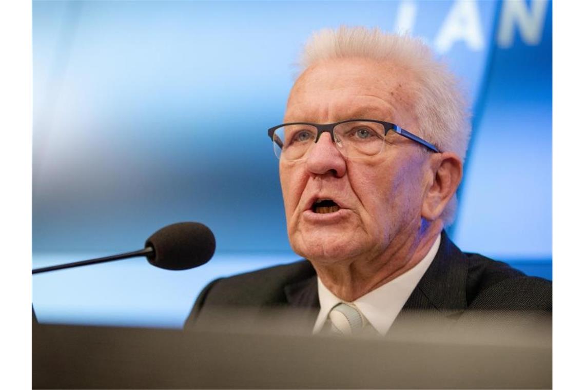 Winfried Kretschmann (Grünen), Ministerpräsident von Baden-Württemberg, spricht bei einer Landespressekonferenz zu Medienvertretern. Foto: Christoph Schmidt/dpa/Archivbild