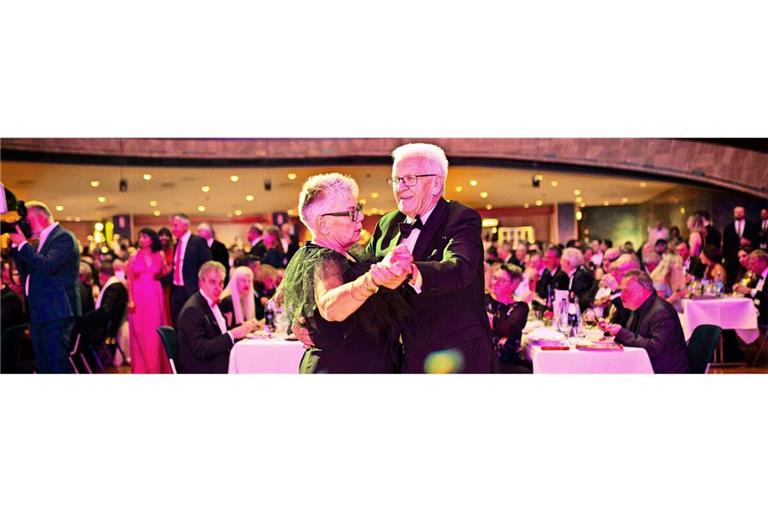 Winfried Kretschmann hat vor einem Jahr mit der Journalistin Johanna Henkel-Waidhofer den Landespresseball in der Liederhalle walzertanzend eröffnet.