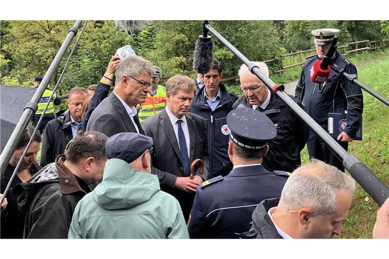 Winfried Kretschmann ist am Montag an der Unfallstelle bei Riedlingen angekommen.