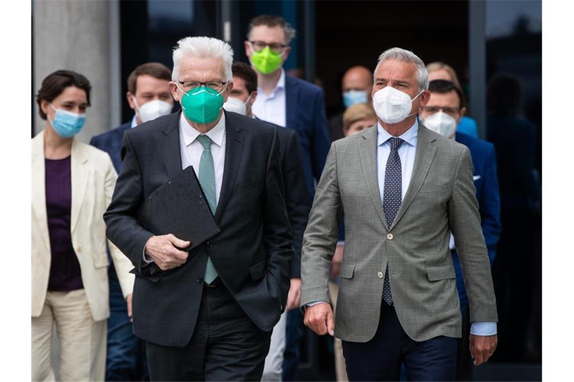 Winfried Kretschmann (l, Bündnis 90/Die Grünen) und Thomas Strobl (r, CDU). Foto: Christoph Schmidt/dpa