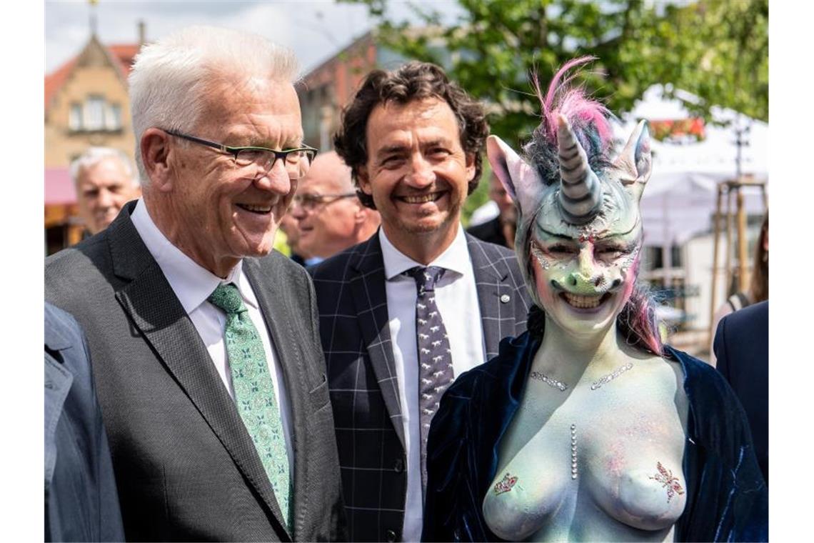 Winfried Kretschmann (l, Grüne), mit Cynthia Schneider (Linke) in Einhornkostüm. Foto: Fabian Sommer