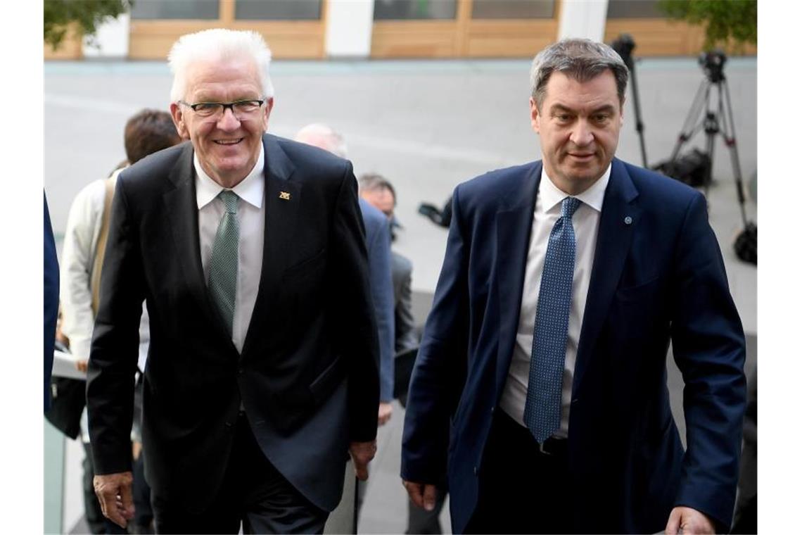 Söder und Kretschmann beraten über Corona-Krise Winfried Kretschmann (l, Grünen) und Markus Söder (CSU) kommen zu einer Pressekonferenz. Foto: Britta Pedersen/zb/dpa/Archivbild