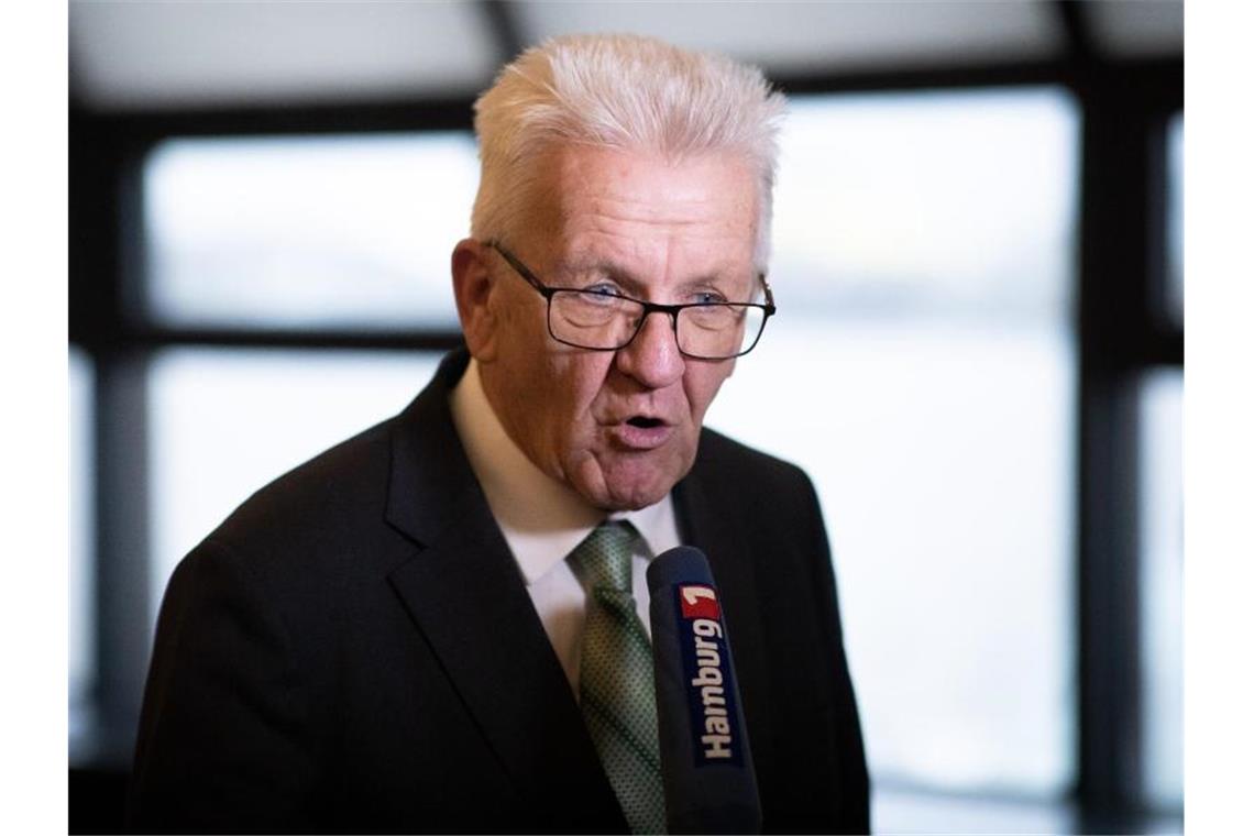 Winfried Kretschmann (Linke) spricht in ein Mikrofon. Foto: Christian Charisius/dpa/Archivbild