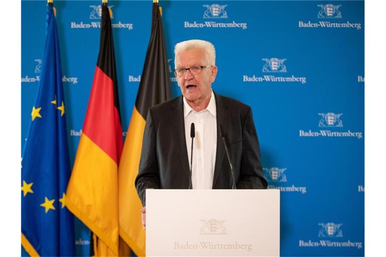 Winfried Kretschmann, Ministerpräsident von Baden-Württemberg, spricht bei einer Pressekonferenz. Foto: Christoph Schmidt/dpa