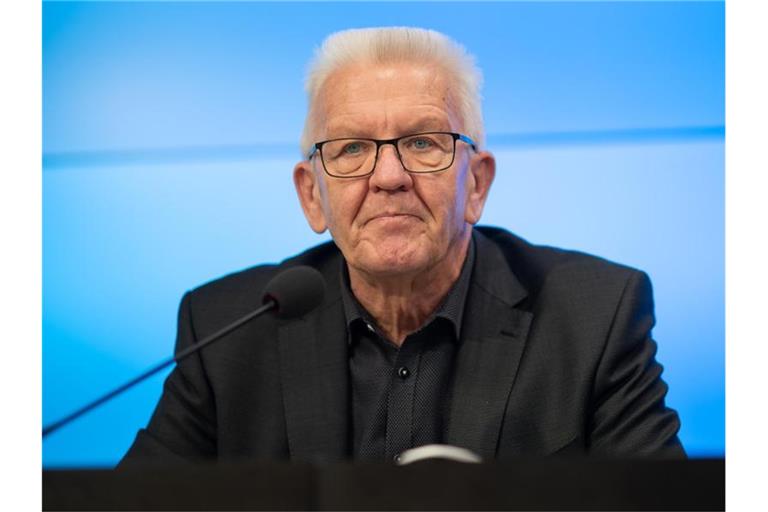 Winfried Kretschmann, Ministerpräsident von Baden-Württemberg, spricht während einer Pressekonferenz. Foto: Sebastian Gollnow/dpa