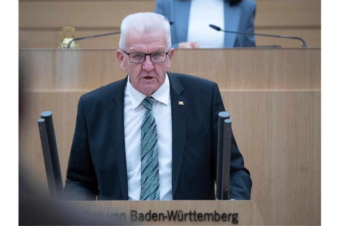 Kretschmann äußert sich nach Ärger um Corona-Management Winfried Kretschmann, Ministerpräsident von Baden-Württemberg, spricht im Landtag. Foto: Sebastian Gollnow/dpa