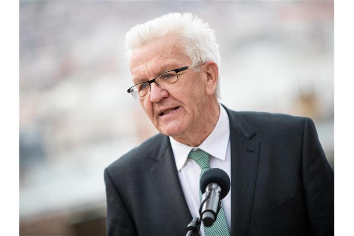Grüne und CDU verhandeln Programm Winfried Kretschmann, Ministerpräsident von Baden-Württemberg, gibt ein Pressestatement. Foto: Christoph Schmidt/dpa