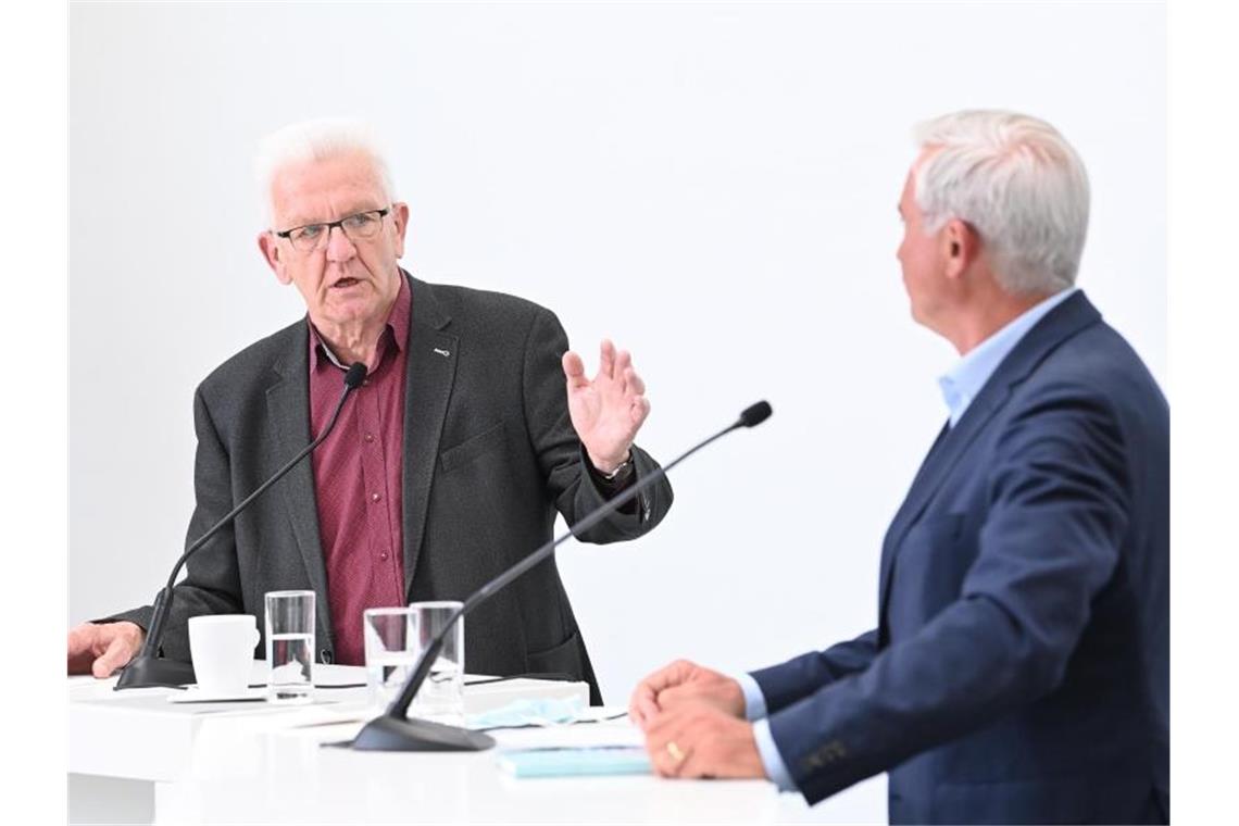Winfried Kretschmann, Ministerpräsident von Baden-Württemberg und Thomas Strobl (r, CDU). Foto: Bernd Weißbrod/dpa