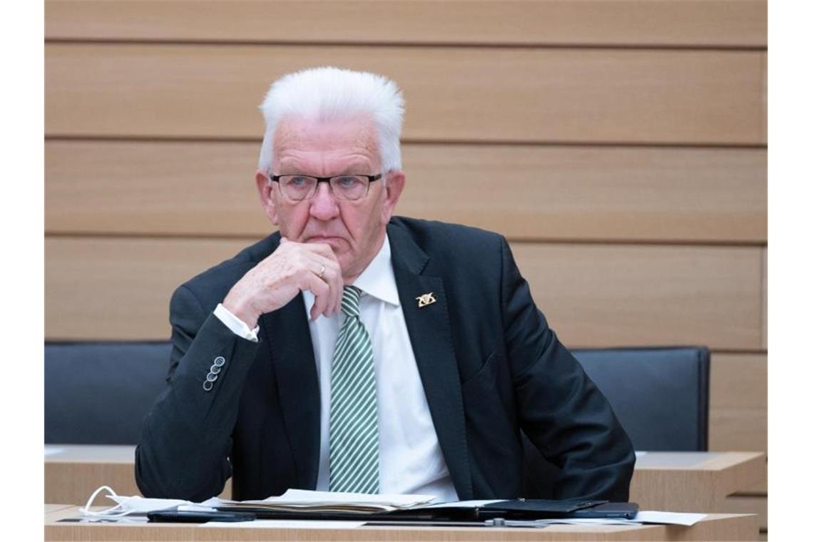 Winfried Kretschmann, Ministerpräsident von Baden-Württemberg, sitzt im Plenarsaal. Foto: Bernd Weißbrod/dpa