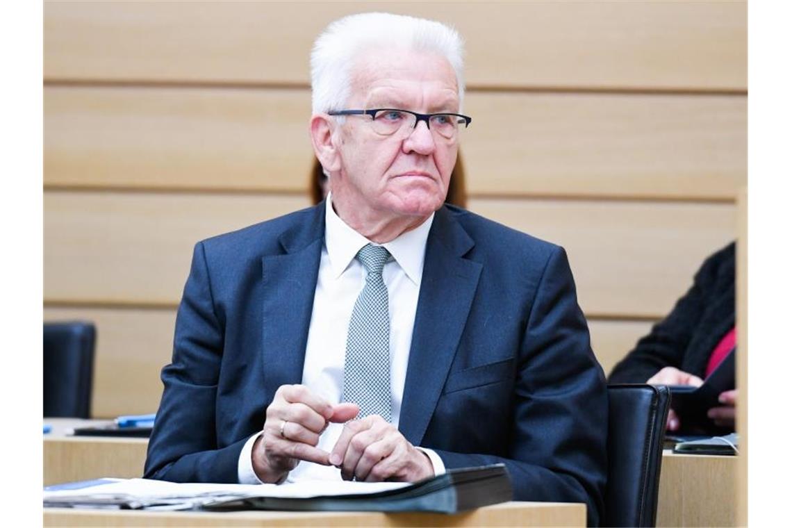 Kretschmann lädt zum großen Mediengipfel Winfried Kretschmann, Ministerpräsident von Baden-Württemberg, nimmt an einer Sitzung im Landtag teil. Foto: Tom Weller/dpa