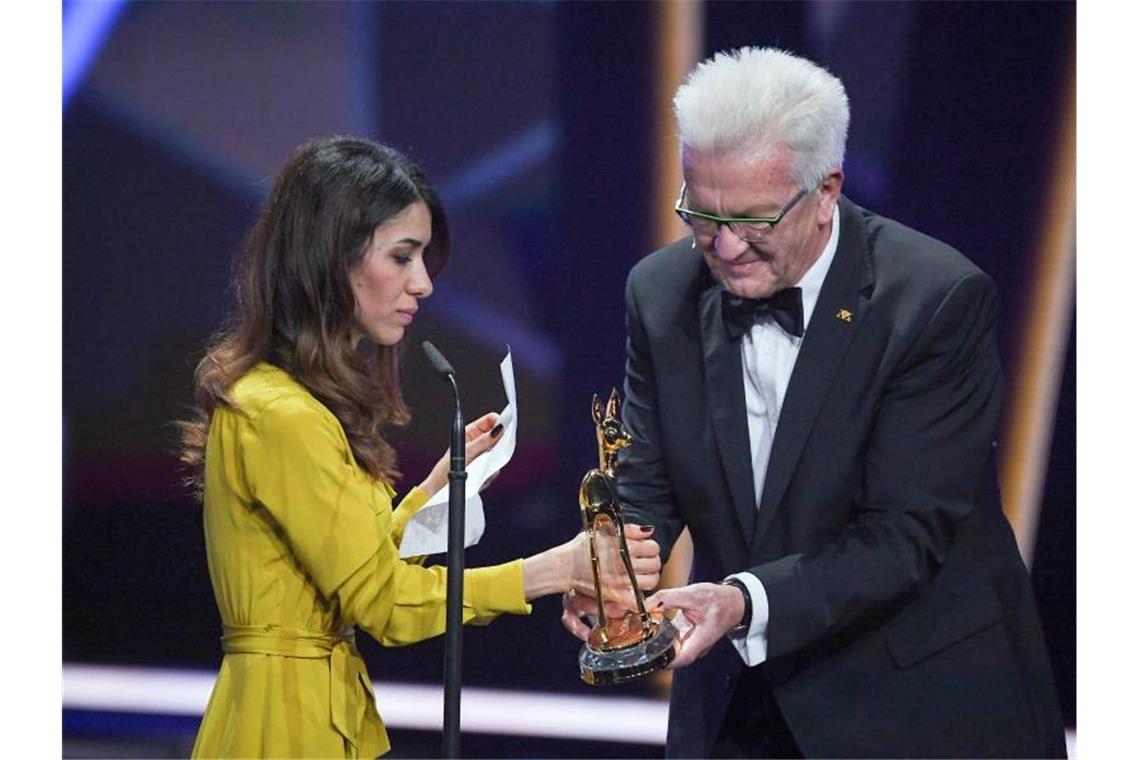 Winfried Kretschmann, Ministerpräsident von Baden-Württemberg, überreicht der Friedensnobelpreisträgern Nadia Murad einen Bambi in der Kategorie „Mut“. Foto: Sebastian Gollnow/dpa