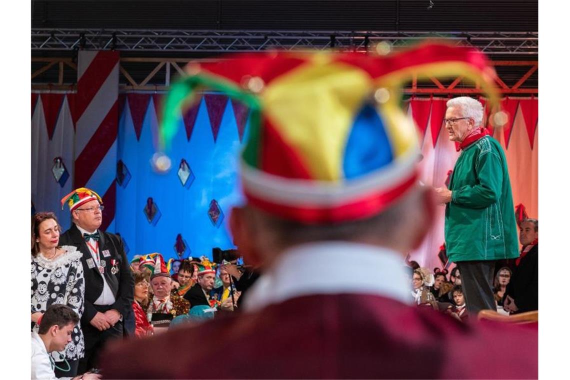 Narren feiern „Schmotzigen Dunschtig“: Gedanken an Hanau Winfried Kretschmann, Ministerpräsident von Baden-Württemberg (Grüne), spricht vor Beginn der Narrengerichtsverhandlung. Foto: Patrick Seeger/dpa