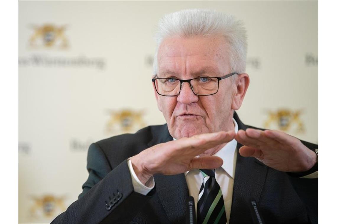 Winfried Kretschmann, Ministerpräsident von Baden-Württemberg, spricht bei einer Pressekonferenz. Foto: Sebastian Gollnow/dpa