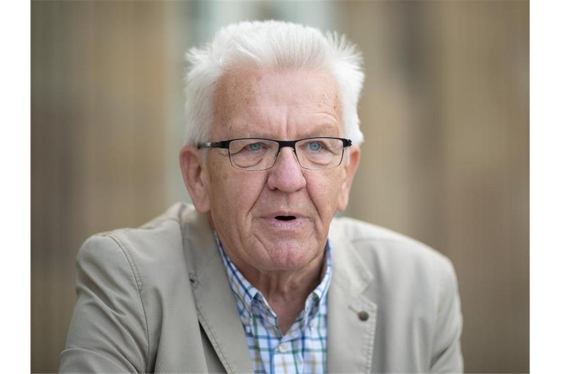 Kretschmann: „Bin nicht Ministerpräsident der Grünen“ Winfried Kretschmann, Ministerpräsident von Baden-Württemberg, spricht während eines Interviews. Foto: Sebastian Gollnow/dpa/Archivbild