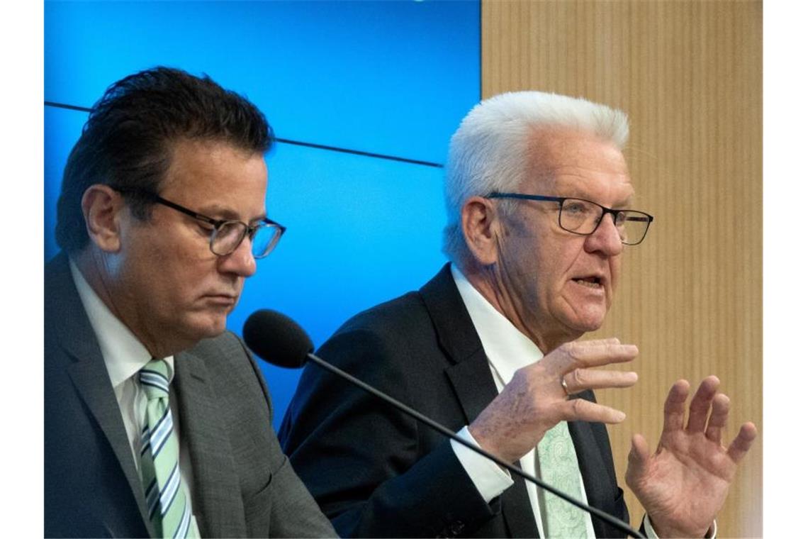 Winfried Kretschmann (r, Bündnis 90 Die Grünen), Ministerpräsident von Baden-Württemberg. Foto: Gregor Bauernfeind/dpa