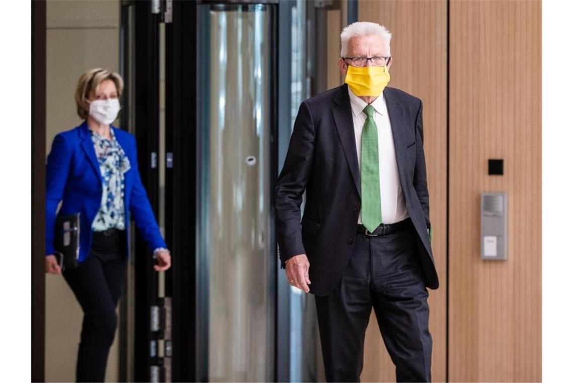 Winfried Kretschmann (r, Grüne), Ministerpräsident von Baden-Württemberg. Foto: Christoph Schmidt/dpa/Archivbild