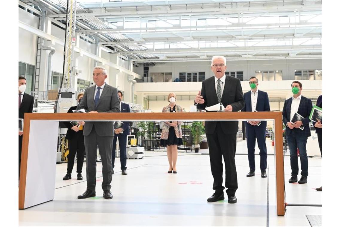 Grüne und CDU: Land zum Vorreiter beim Klimaschutz machen Winfried Kretschmann (r, Grüne) und Thomas Strobl (l, CDU) stellen den Koalitionsvertrag vor. Foto: Bernd Weißbrod/dpa