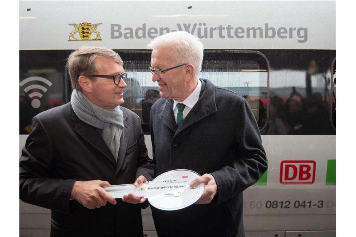 ICE 4 auf den Namen „Baden-Württemberg“ getauft Winfried Kretschmann (r) und Ronald Pofalla vor einem ICE-4. Foto: Marijan Murat/dpa