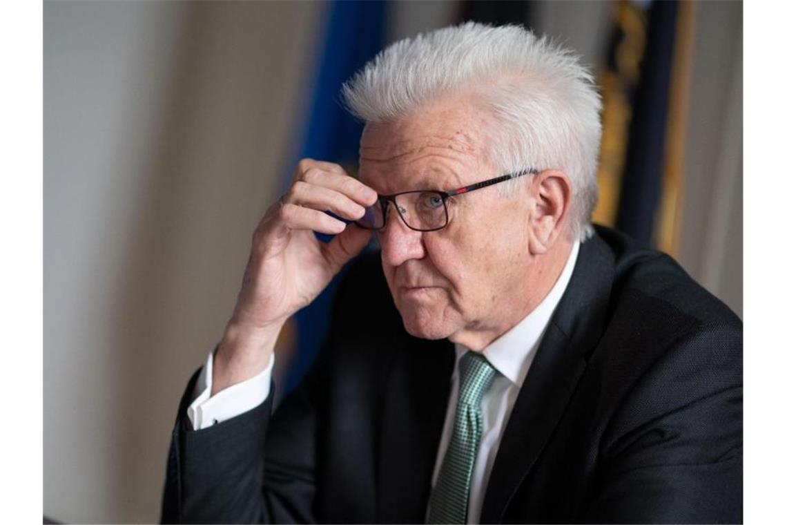 Kretschmann erwartet Koalitionsgeplänkel im Südwesten Winfried Kretschmann richtet seine Brille. Foto: Marijan Murat/dpa