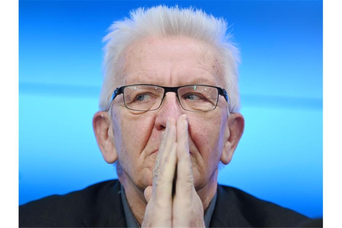 Winfried Kretschmann sitzt in einer Pressekonferenz. Foto: Marijan Murat/dpa/Archivbild