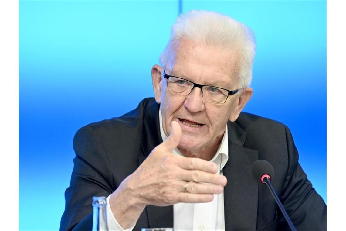 Winfried Kretschmann spricht auf einer Pressekonferenz. Foto: Bernd Weißbrod/dpa