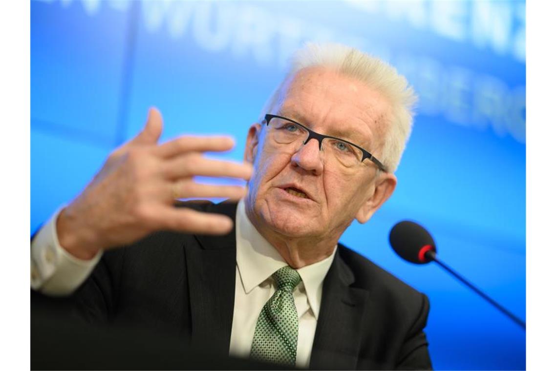 Winfried Kretschmann spricht auf einer Pressekonferenz. Foto: Sebastian Gollnow/dpa/Archivbild