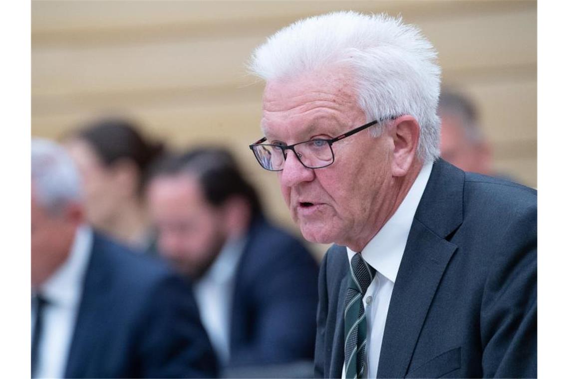 Winfried Kretschmann spricht im Landtag. Foto: Sebastian Gollnow/dpa