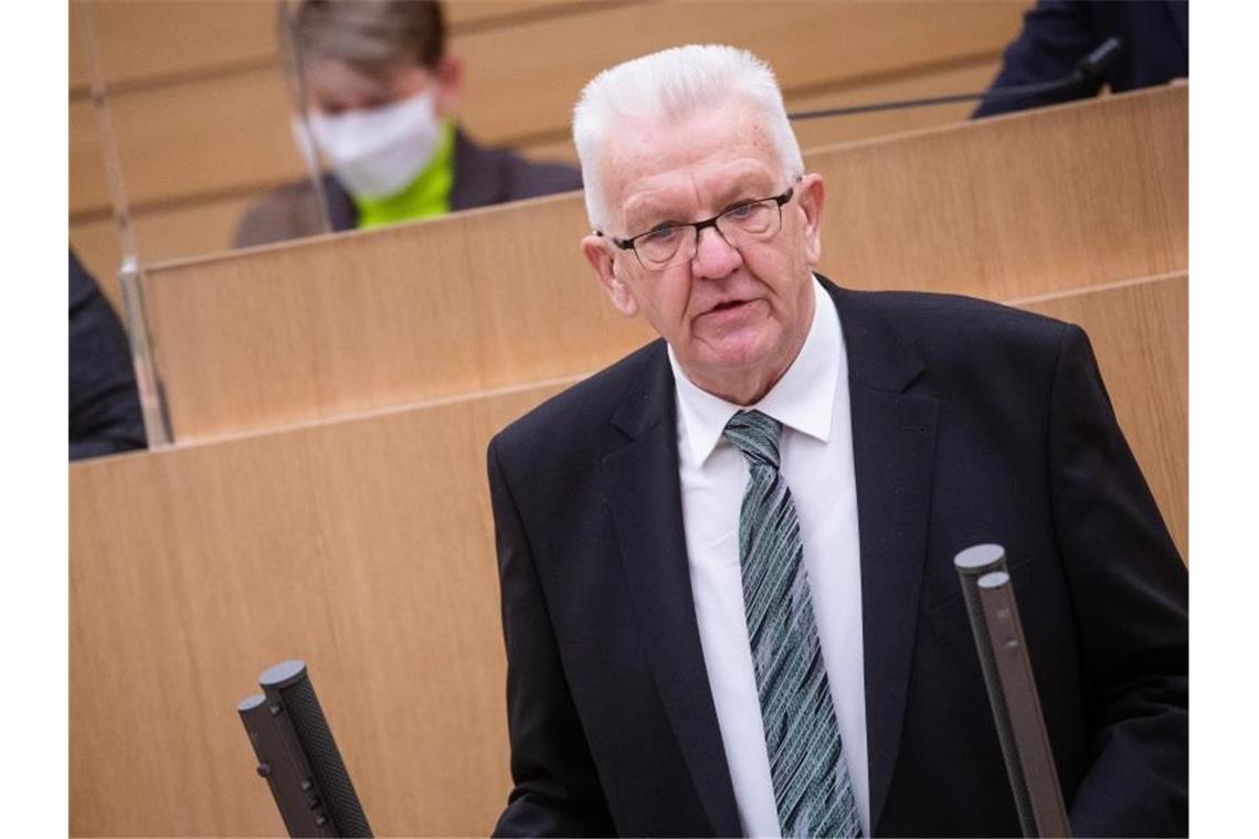 Kretschmann: Mehr kommunaler Besitz für bezahlbaren Wohnraum Winfried Kretschmann spricht im Plenarsaal in Baden-Württemberg. Foto: Christoph Schmidt/dpa/Archivbild