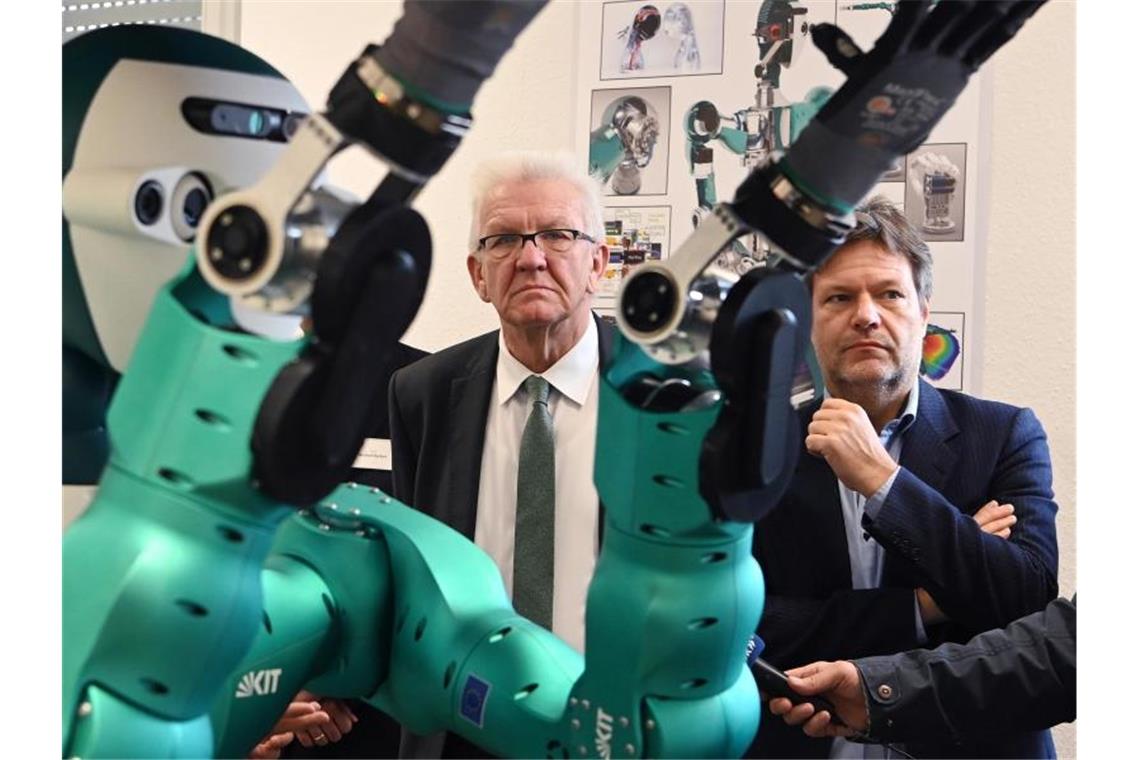 Winfried Kretschmann und Robert Habeck (beide Bündnis 90/Die Grünen) am Karlsruher Institut für Technologie (KIT). Foto: Uli Deck/dpa