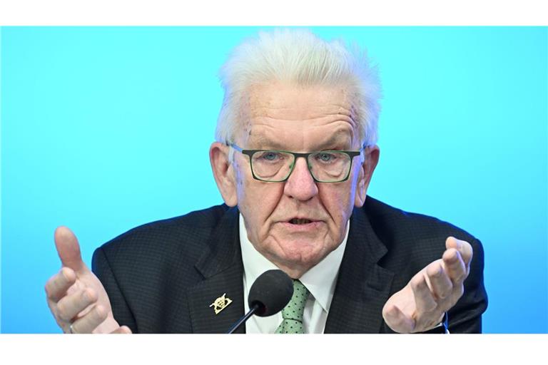 Winfried Kretschmann verkündet schlechte Neuigkeiten für die finanziell schwer angeschlagenen Kommunen im Südwesten.