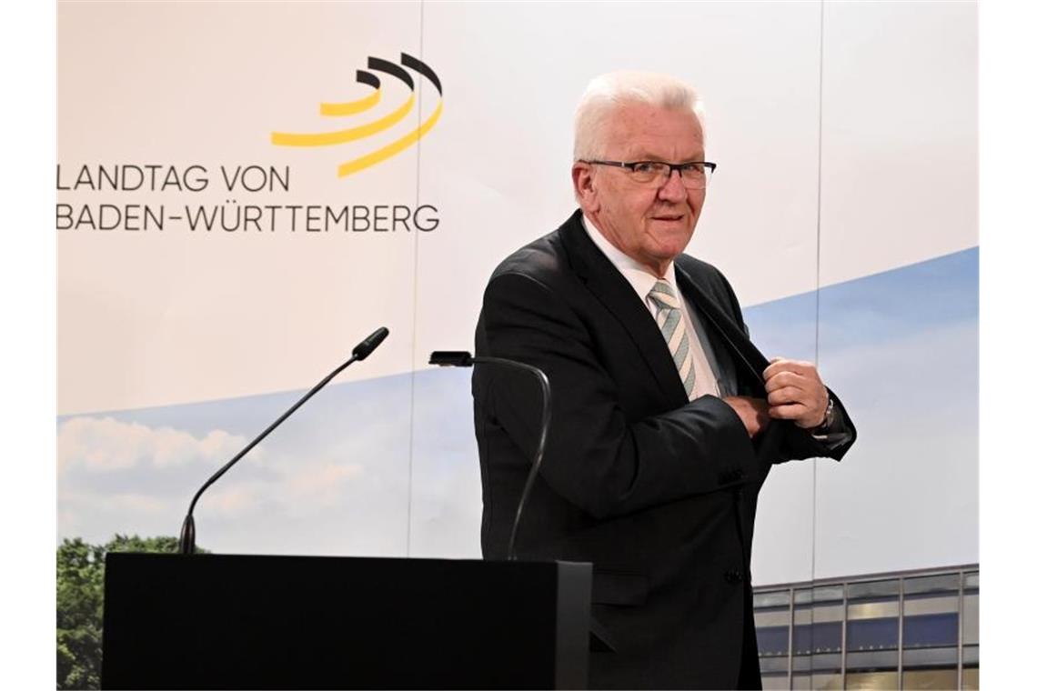 Winfried Kretschmann verlässt eine Pressekonferenz. Foto: Uli Deck/dpa