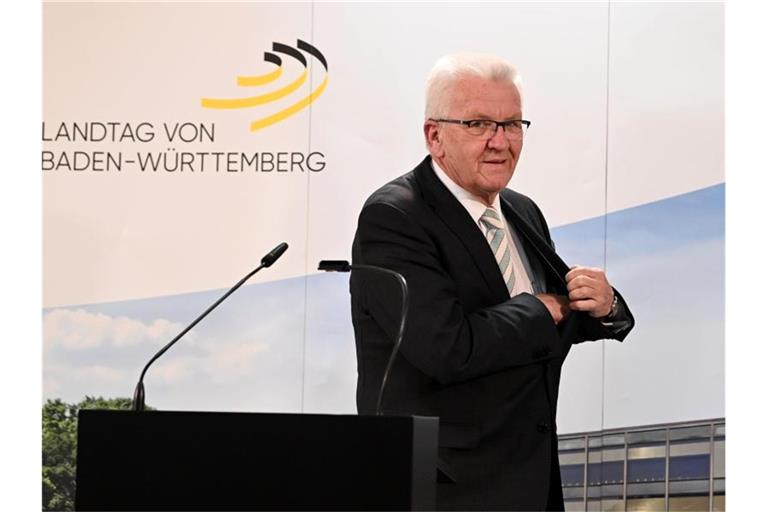 Winfried Kretschmann verlässt eine Pressekonferenz. Foto: Uli Deck/dpa