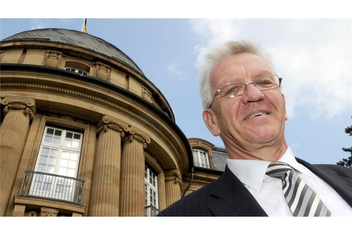 Winfried Kretschmann vor der Villa Reitzenstein (Archivbild)
