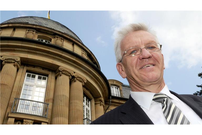Winfried Kretschmann vor der Villa Reitzenstein (Archivbild)